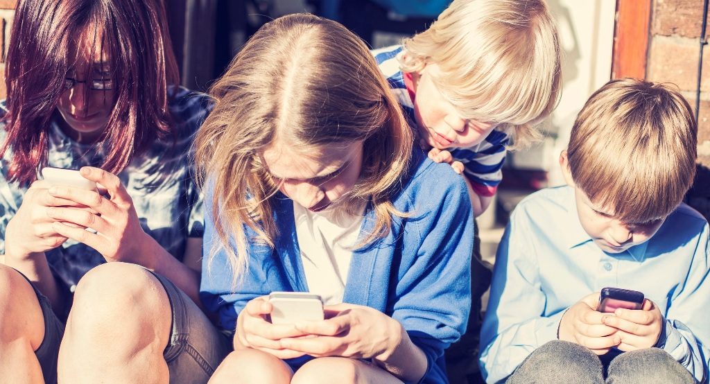 Γιατι οι έφηβοι είναι κολλημένοι με τα social media;