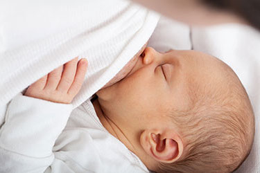 Σωστή τοποθέτηση του μωρού στο στήθος