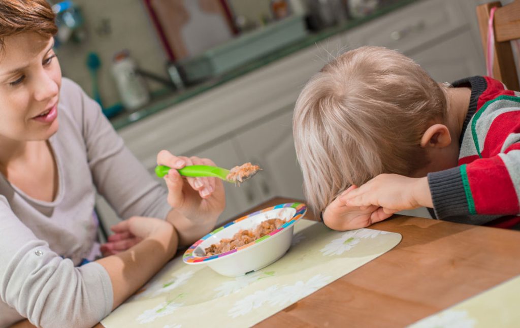 Μήπως το παιδί σας δεν τρώει τίποτα υγιεινό; Να πώς θα του αλλάξετε συνήθειες με έξυπνους τρόπους