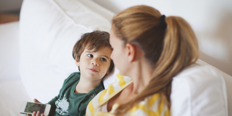 6 σημαντικές ερωτήσεις που μπορείτε να κάνετε στο παιδί σας, οι οποίες θα σας βοηθήσουν να το καταλάβετε καλύτερα