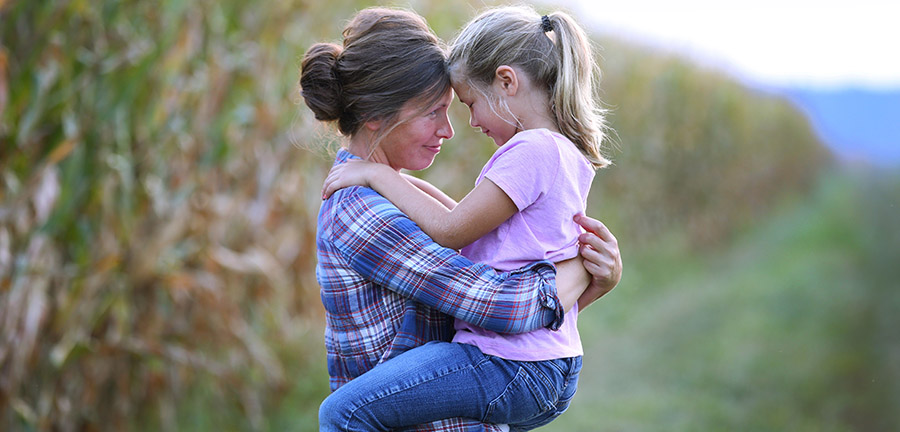 Οι αγκαλιές δεν κακομαθαίνουν τα παιδιά αλλά τα κάνουν πλήρη συναισθηματικά