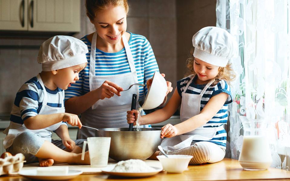 Γιατί το να μαγειρεύουμε μαζί με τα παιδιά μας τους κάνει καλό